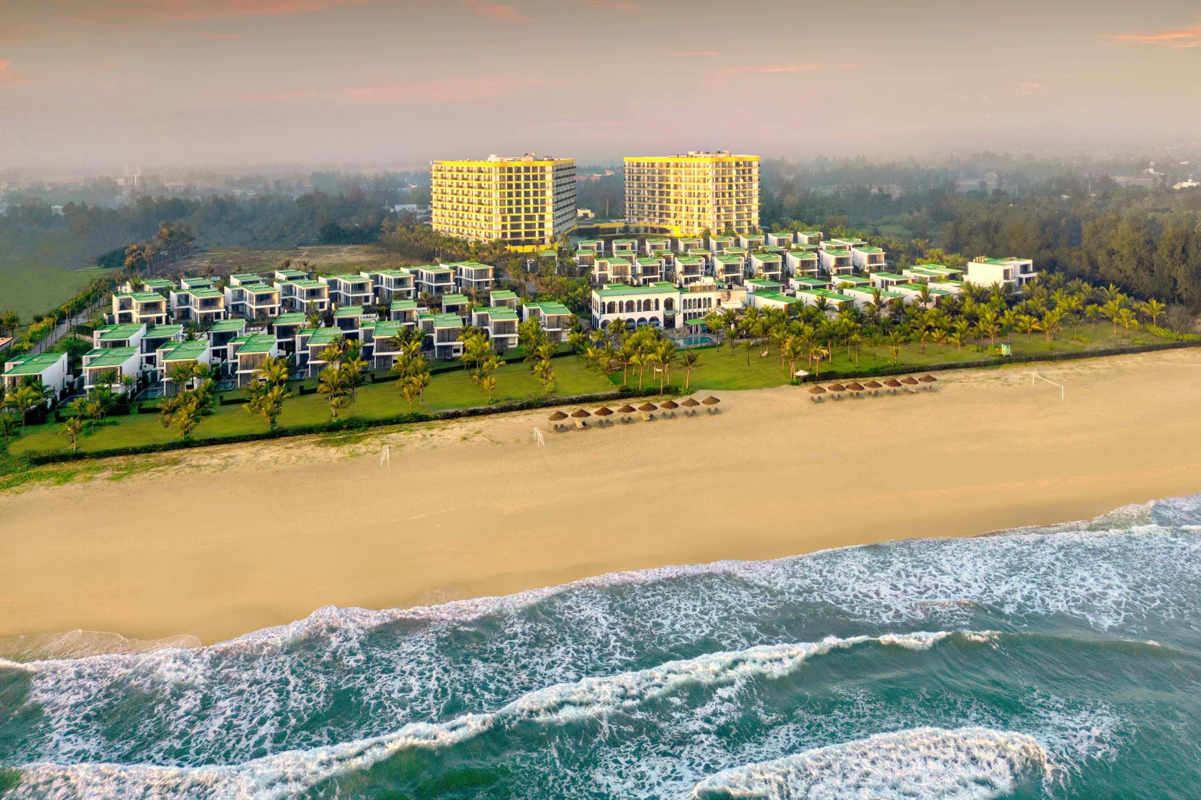 윈덤 호이안 로얄 비치프론트 리조트 & 빌라